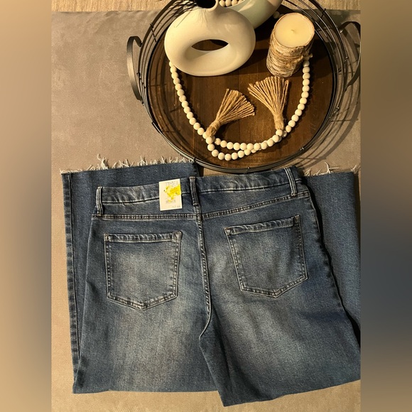 🔥NWT! Time and Tru High Rise Wide Leg Jeans with fringed Hem 5 pockets. Size:16 - Picture 2 of 5